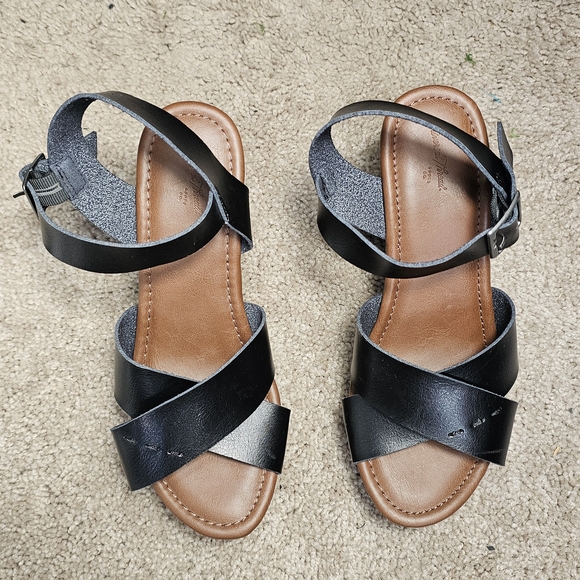 UNIVERSAL THREAD Stylish Black Cross-Strap Sandals - Picture 1 of 5